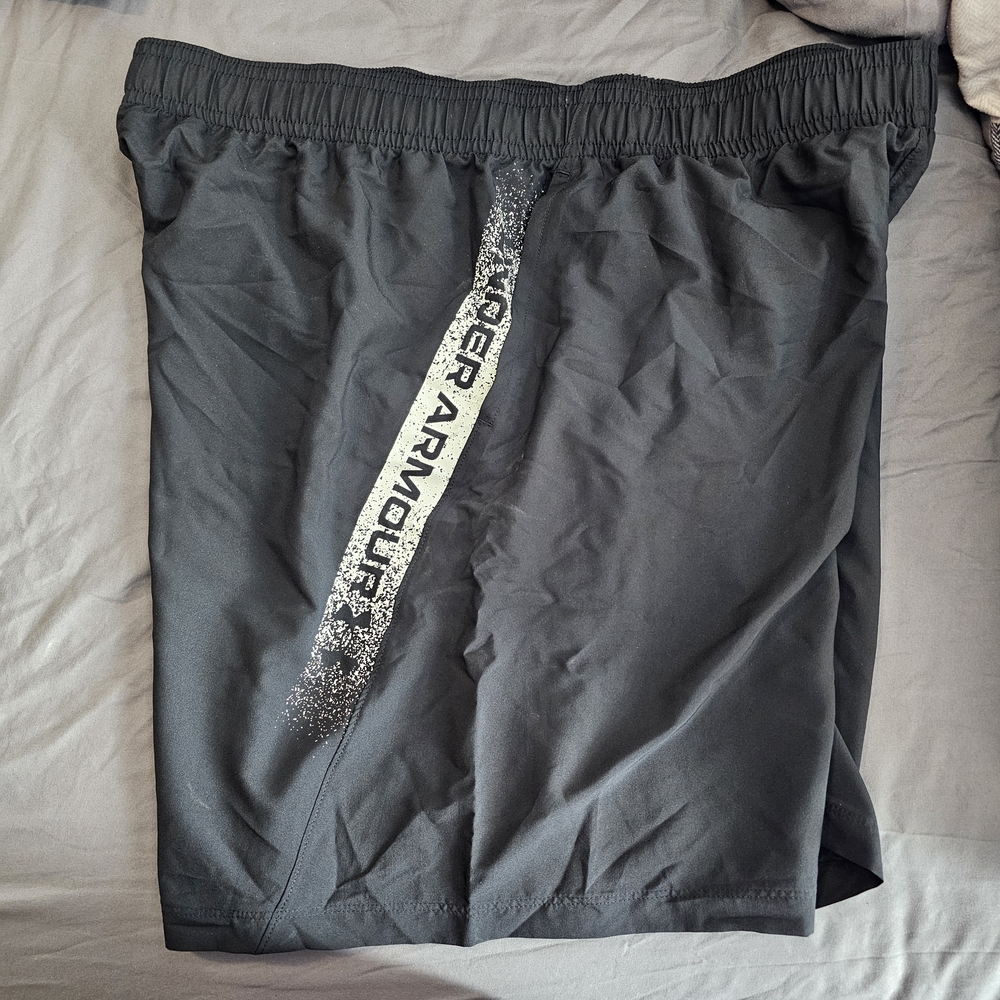 Under Armour Black And White Athletic Shorts Lightweight Elastic Waist